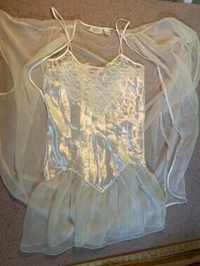 Victoria's Secret Gold Label VTG Bridal Set Chemise (Small) Robe (Medium)